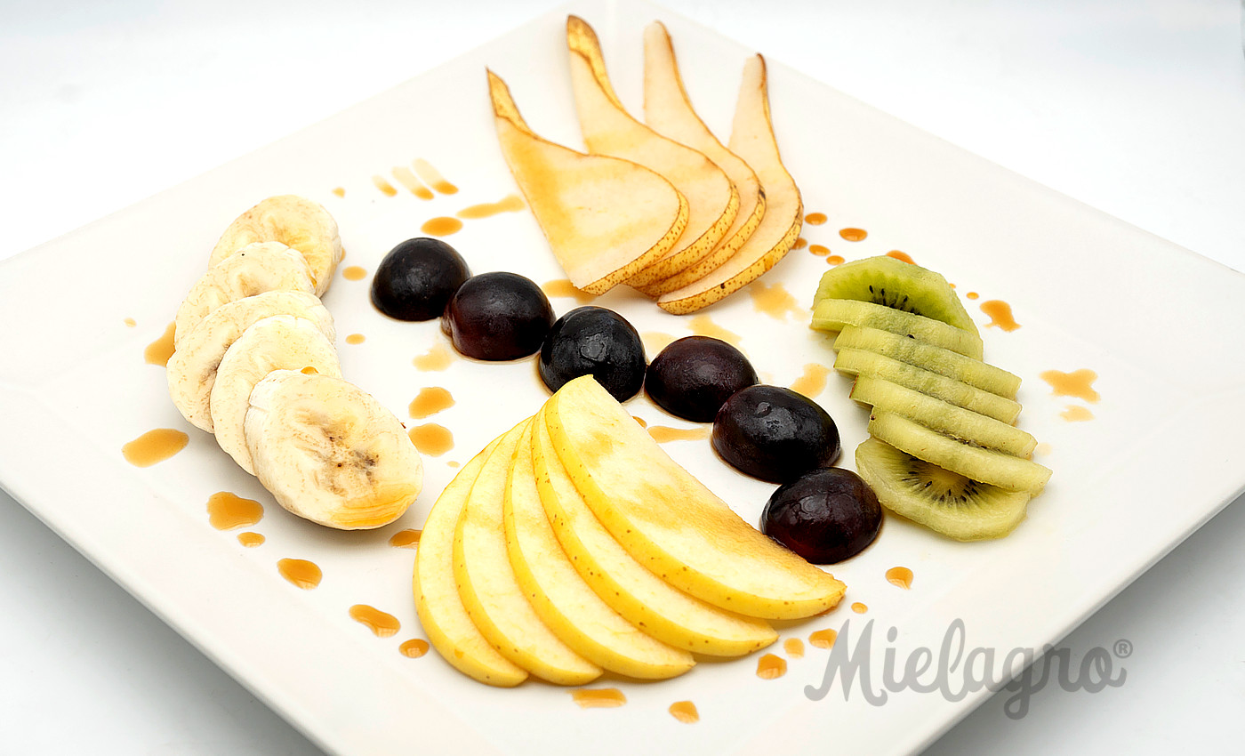 Ricetta: Macedonia di Frutta Fresca - Banana Pera Mela Kiwi Uva e Glassa di Mielagro - Chef Marco Nebbiai in collaborazione con la Cucina del Ristorante Hosteria del Borgo | Mielagro&reg;
