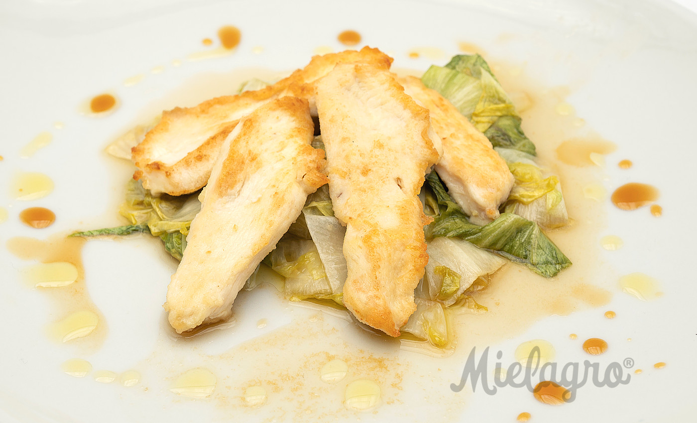 Ricetta: Straccetti di petto di pollo saltati con scarola e Mielagro - Chef Marco Nebbiai in collaborazione con la Cucina del Ristorante Hosteria del Borgo | Mielagro&reg;